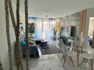 Televízia a/alebo spoločenská miestnosť v ubytovaní Centre Ville Sainte maxime 100M plage et commerce a pied