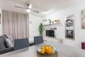 una sala de estar con una mesa con un tazón de naranjas en Apartamento Marqués de Ordoño, en Murcia