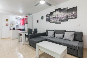 sala de estar con sofá y mesa en Apartamento Marqués de Ordoño, en Murcia