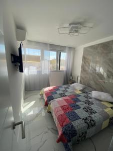 Un pat sau paturi într-o cameră la Centre Ville Sainte maxime 100M plage