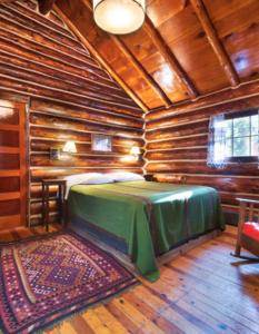 ChamaにあるCorkins Lodgeのログキャビン内のベッドルーム1室