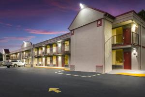 un aparcamiento vacío frente a un edificio en Red Roof Inn Lenoir, en Lenoir