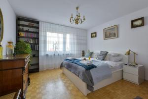 ワルシャワにあるP&O Apartments Marconich 1 Wilanowのベッドルーム1室(ベッド1台、ドレッサー付)