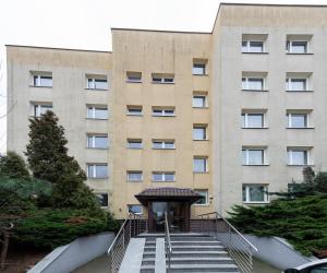 ワルシャワにあるP&O Apartments Marconich 1 Wilanowの階段付きの建物