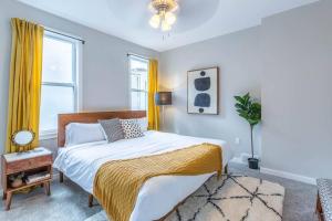Katil atau katil-katil dalam bilik di 2 King Beds - Free Parking - BBQ - Arcade - Patio +21 gambar