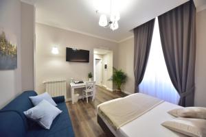 ein Hotelzimmer mit einem Bett und einem Schreibtisch. in der Unterkunft Sacconi Palace Suite Roma in Rom
