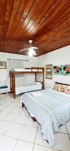 1 dormitorio con cama y techo de madera en Pousada Mandala, en Búzios