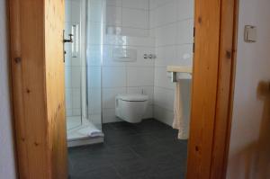 Koupelna v ubytování Pension Sonnalp + 23 fotografií