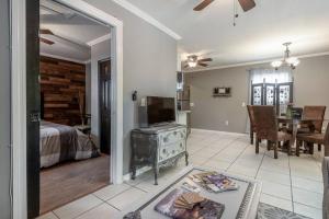 1 dormitorio con 1 cama y TV en una habitación en Dexters Cottage Near Downtown and cafes, en Tampa