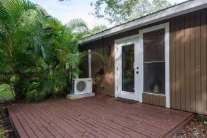 Casa con terraza de madera y microondas. en Dexters Cottage Near Downtown and cafes, en Tampa