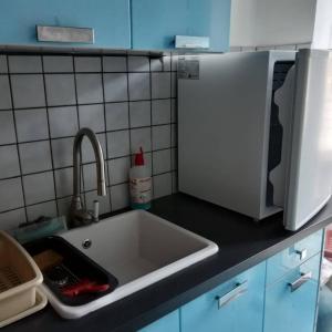 encimera de cocina con fregadero y microondas en Bella room 3 en Agia Galini