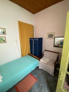 Habitación pequeña con cama y mesa pequeña. en Bella room 3 en Agia Galini