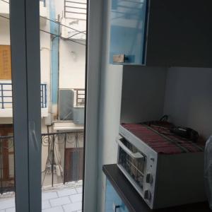 una cocina con microondas junto a una ventana en Bella room 3 en Agia Galini