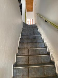 una escalera que conduce a un edificio con escalones de hormigón en Bella room 3 en Agia Galini