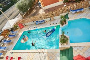 uma vista superior das pessoas que nadam numa piscina em Hotel A Casa Nostra em Rimini