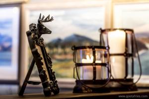 figurka jelenia stojącego obok świecy w obiekcie Åre Bed & Breakfast w mieście Åre