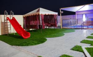 Kawasan permainan kanak-kanak di استراحة مارينا ضباب marina dibab guste house