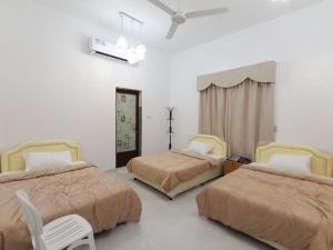 Postelja oz. postelje v sobi nastanitve استراحة مارينا ضباب marina dibab guste house