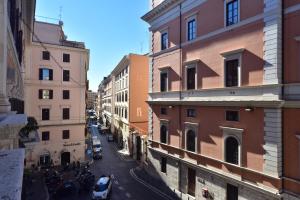 Blick auf eine Stadtstraße mit Gebäuden in der Unterkunft Sacconi Palace Suite Roma in Rom