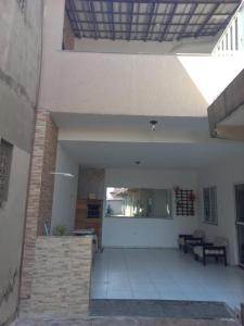 duży pokój z klatką schodową i budynkiem w obiekcie Casa Familiar - Guaibim w mieście Guaibim