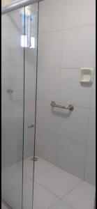 MataracaにあるBarra Adventure Pousadaの浴室のガラス扉付きシャワー