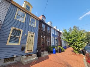 una fila de casas en una calle de ladrillos en The Iris - A Cheerful Midtown Getaway en Harrisburg