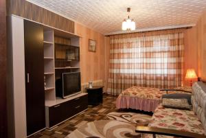 ヤロスラヴリにあるUyut Apartments Chekhovaのベッドルーム1室(ベッド1台、テレビ付)