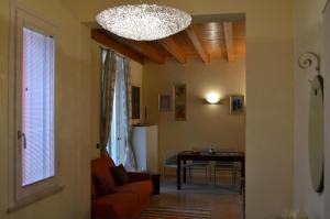 a living room with a couch and a table at Casa dei Limoni in Toscolano Maderno