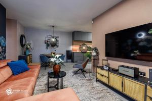 Televízia a/alebo spoločenská miestnosť v ubytovaní Zemplén Terrace - luxusapartman a belvárosban kültéri fedett jacuzzival