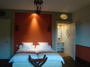 Tempat tidur dalam kamar di Gentilhommière Eaux Bleues
