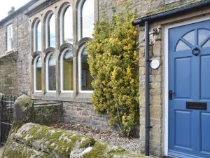 uma porta azul do lado de um edifício em 3 The Reading Room Cottages - Uk31802 em Barningham