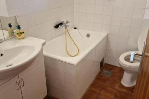 Bilik mandi di Beachfront House with garden and two terraces +63 gambar