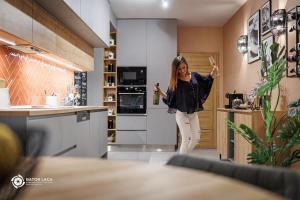 Kuchyňa alebo kuchynka v ubytovaní Zemplén Terrace - luxusapartman a belvárosban kültéri fedett jacuzzival