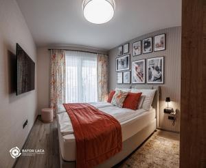 Posteľ alebo postele v izbe v ubytovaní Zemplén Terrace - luxusapartman a belvárosban kültéri fedett jacuzzival
