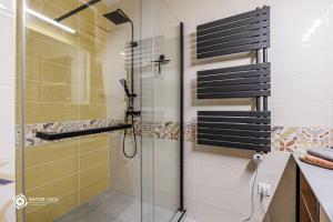 Koupelna v ubytování Zemplén Terrace - luxusapartman a belvárosban kültéri fedett jacuzzival + 35 fotografií