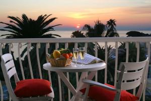 Savoia Apartments في جينوا: طاولة مع سلة من الفواكه وكؤوس من الشمبانيا