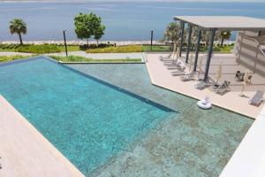 Bazén v ubytování Bluewaters Luxury 1 Bed with Partial Sea View nebo v jeho okolí