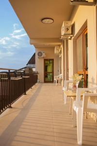 En balkon eller terrasse på Quiet guest house in Kharberd