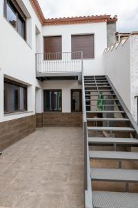 uma escada que leva a um edifício branco com uma escada em El Rincón de Ramón II em Cortijos Nuevos