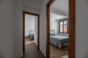 1 dormitorio con cama y espejo en El Rincón de Ramón II, en Cortijos Nuevos