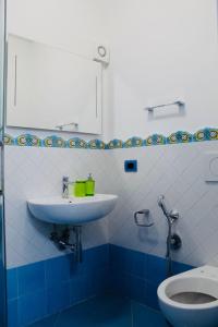 un bagno blu e bianco con lavandino e servizi igienici di Rifugio Stellato a Conca dei Marini
