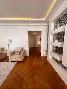 sala de estar con suelo de madera y paredes blancas en Appartement Champs-Élysées - HALA PARIS en París