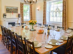 The Dower House : غرفة طعام كبيرة مع طاولة وكراسي طويلة