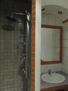 Maison de vacances avec piscine privative, Oustau des Oliviers vue dominante Colorado provençal的一间浴室