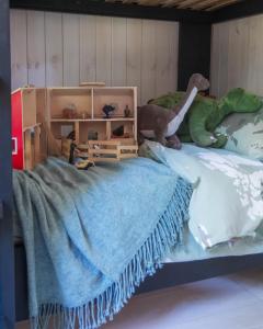 Un dormitorio con una cama con un dinosaurio. en Pussala Latgalē, 