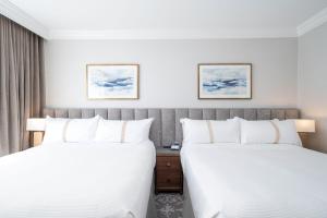 2 łóżka w pokoju hotelowym w obiekcie The Sutton Place Hotel Vancouver w mieście Vancouver