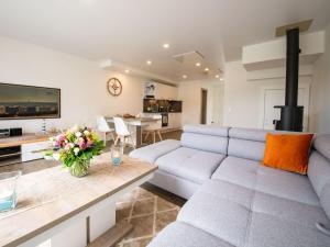 un salon avec un canapé et une table dans l'établissement Geräumiges Ferienhaus in Damp in Strandnähe, à Damp