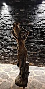 Eine Statue einer Frau, die auf einem Stumpf steht. in der Unterkunft No 3 Loft Jacuzzi Mazamitla in Mazamitla