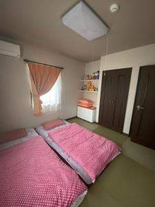 Кровать или кровати в номере 澄心小筑 房东住一楼 客人住二楼 每天只接一组客人 雄琴车站免费接送 提供一台免费停车位