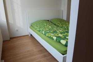 uma cama num quarto com uma moldura branca em Apartamenty Sobieski em Sopot